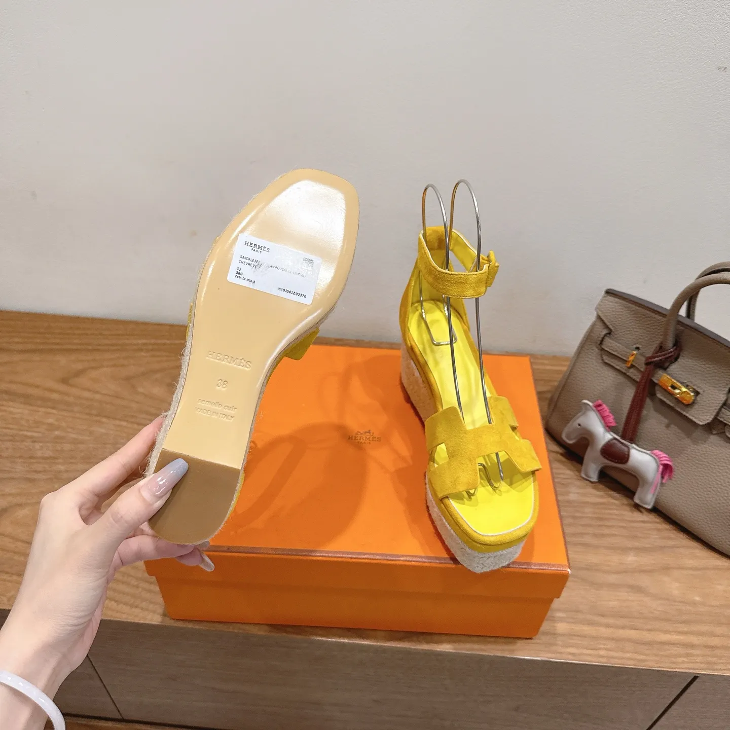 👟👟Ex-factory price 720👟👟 Hermes... a Eclair 2025 new color + popular series, the version is super positive, with a certain thickness, which makes the legs longer! Breathable, comfortable calfskin, spring and summer color matching, this item is both beautiful and comfortable! Channel supply code size: 35-39 can be ordered as 40.41 with airplane box ➕20
